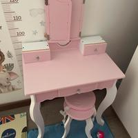 Postazione trucco bambina
