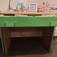 letto, materasso ,scrivania e sedia girevole