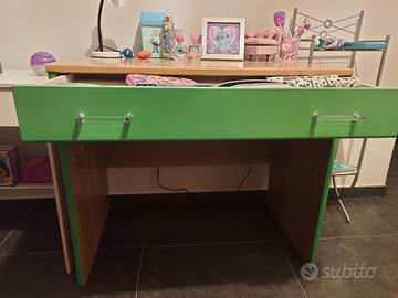 letto, materasso ,scrivania e sedia girevole