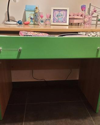letto, materasso ,scrivania e sedia girevole