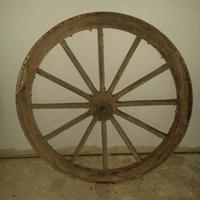 N. 2 ruote in legno e ferro di un'antica carretta