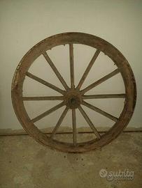 N. 2 ruote in legno e ferro di un'antica carretta