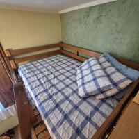 letto a soppalco con sedia e scivania
