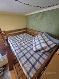 letto a soppalco con sedia e scivania