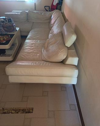 DIVANO,CAMERA DA LETTO E ARMADIO
