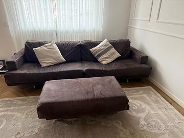 Divano marca Bodema in nabuk, 250x105 e pouf 60x10