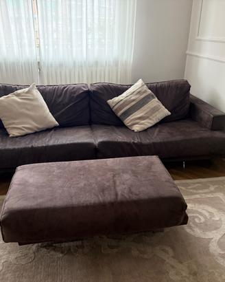 Divano marca Bodema in nabuk, 250x105 e pouf 60x10