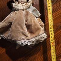 Bambola di porcellana con abito in velluto