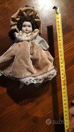 Bambola di porcellana con abito in velluto