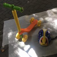 Monopattino con casco.