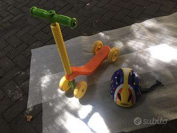 Monopattino con casco.