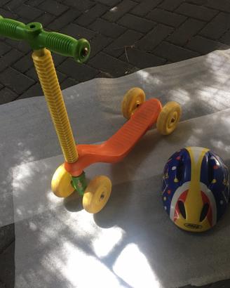 Monopattino con casco.