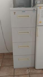 Classificatore a quattro cassetti.