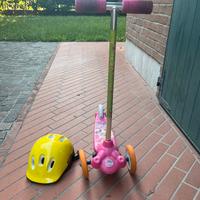 Monopattino con caschetto