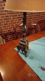 Lampada da tavolo in ottone lavorato