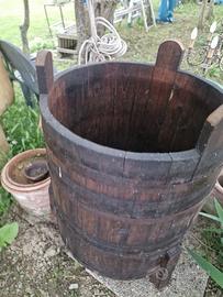 Tinozza di legno con tre piedi
