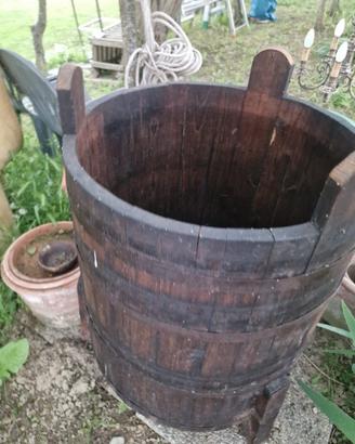 Tinozza di legno con tre piedi