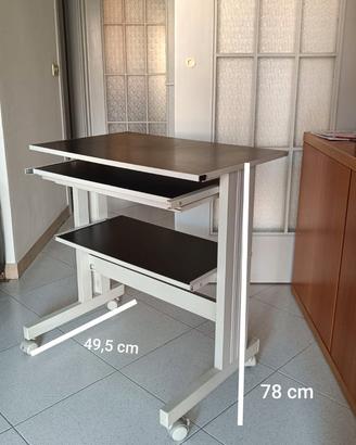 Scrivania e sedia ergonomica