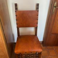 Sedia in legno con seduta e schienale in cuoio