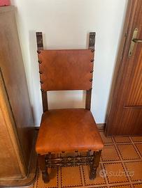 Sedia in legno con seduta e schienale in cuoio