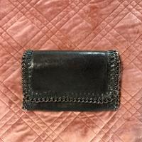 Borsa in pelle nera con profilo in catena argento