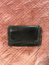 Borsa in pelle nera con profilo in catena argento