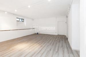 Via Legnone - Magazzino 54 m² con bagno finestrato