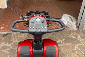 Veicolo elettrico ausiliario alla deambulazione