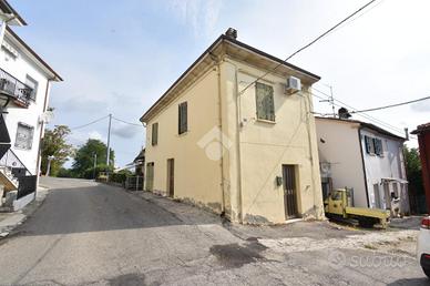 CASA SEMINDIPENDENTE A MONTESCUDO - MONTECOLOMBO