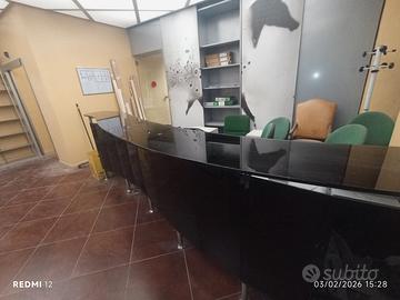 Reception  di pregio con vetro sagomato