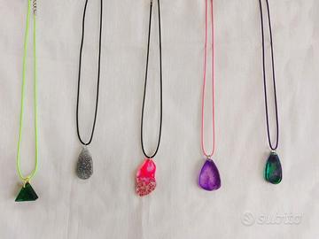 collane con ciondoli in resina