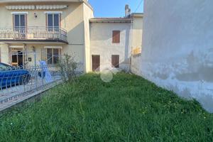 CASA SEMINDIPENDENTE A SISSA TRECASALI