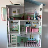 Casa delle bambole completa di accessori