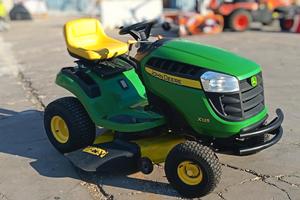 Trattorino tagliaerba usato John Deere X 125 usato