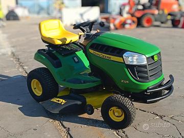 Trattorino tagliaerba usato John Deere X 125 usato