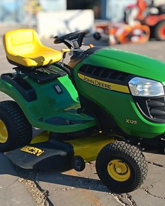 Trattorino tagliaerba usato John Deere X 125 usato