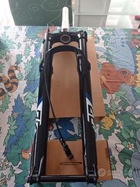 Forcella Suntour Raidon 32 100 Boost per mtb da 29