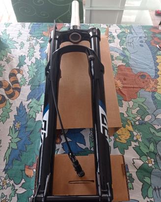 Forcella Suntour Raidon 32 100 Boost per mtb da 29