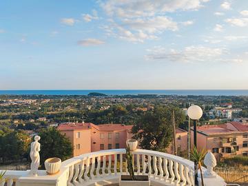 Estate 2 appartamenti in lussuosa villa Minturno