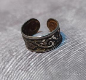 Anello Aperto Regolabile in Metallo Brunito Stile