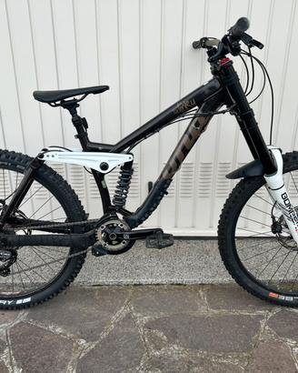 Kona Stinky Taglia S (15,5")