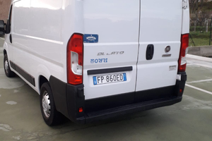 Furgone Fiat Ducato fresco e congelato appena gomm