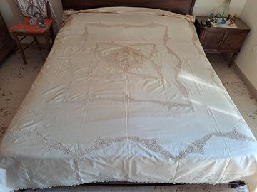 Coperta in seta e pizzo di Cantù