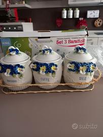 barattoli zucchero, caffè e sale.