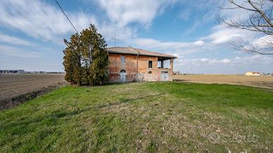 Casolare da ristrutturare con 1500 mq di giardino