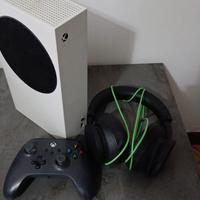 Xbox Series S con controller e cuffie