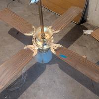 ventilatore a pale da soffitto con luce