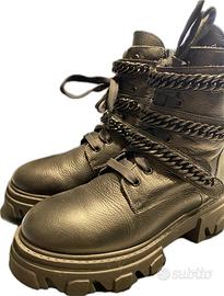 Anfibi in pelle con catena Stokton