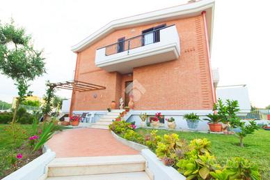 VILLA A SCHIERA A CAMPOMARINO