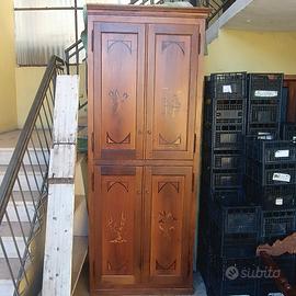 credenza artigianale con decorazioni a intarsio